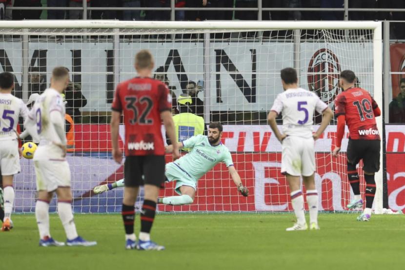 Bek AC Milan Theo Hernandez (kanan) mencetak gol ke gawang Fiorentina dari titik penalti dalam lanjutan Serie A Liga Italia.
