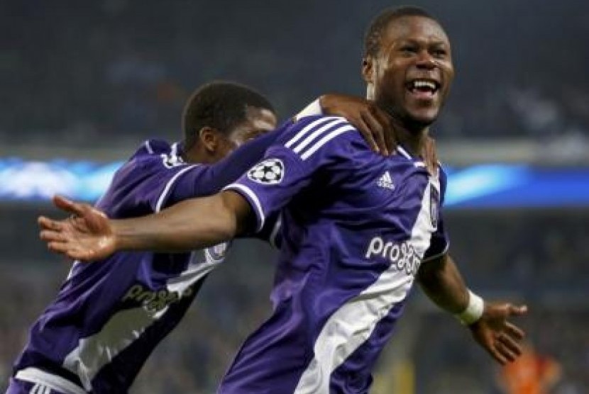 Bek Anderlecht Chancel Mbemba (kanan) merayakan golnya ke gawang Galatasaray, Kamis (27/11) dini hari WIB.