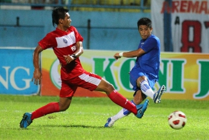 Bek Arema, Benny Wahyudi (kanan berkostum biru).