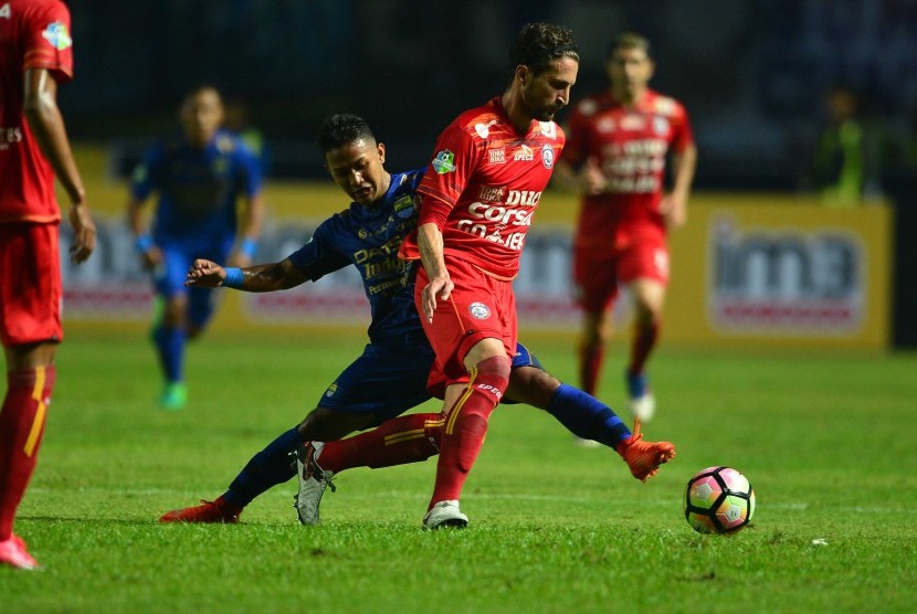 Bek Arema FC, Jad Noureddine dibayangi gelandang Persib Bandung Gian Zola dalam pertandingan Liga 1 di Stadion Gelora Bandung Lautan Api, Bandung, Sabtu (15/4). Pada akhir pekan ini, Persib akan menjamu Sriwijaya FC. 