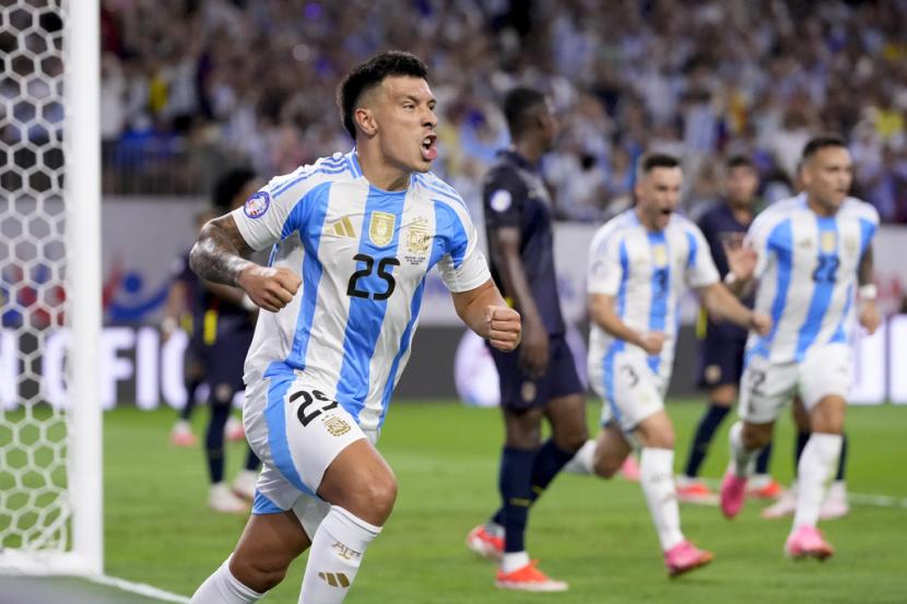 Bek Argentina Lisandro MArtinez merayakan gol ke gawang Ekuador pada perempat final Copa America 2024, Jumat (5/7/2024) pagi WIB