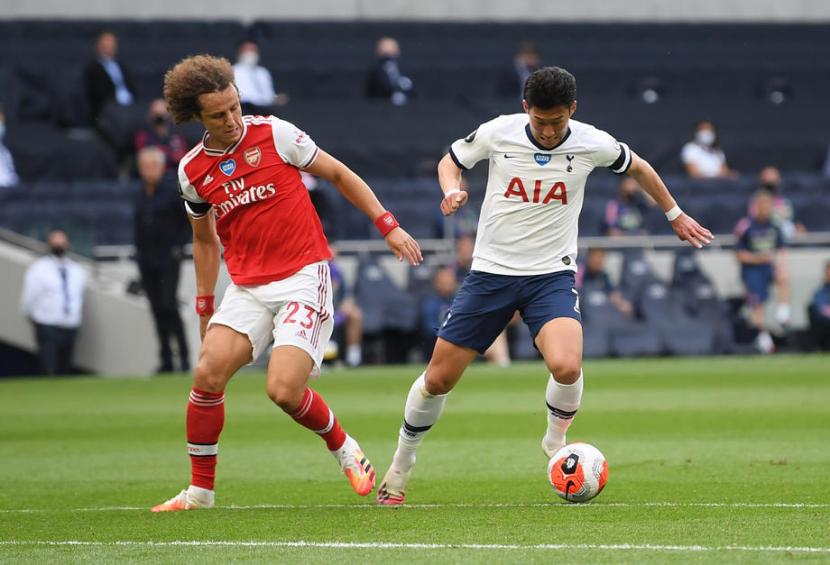 Bek Arsenal David Luiz (kiri) menjaga penyerang sayap Tottenham Hotspur Son Heung-min pada laga derby London utara.