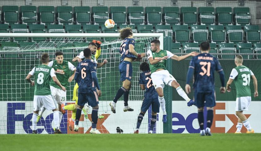 Bek Arsenal David Luiz (tengah) mencetak gol ke gawang Rapid Vienna di Liga Europa. Arsenal menang 2-1 atas Rapid. 