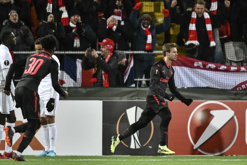 Bek Arsenal Nacho Monreal (kanan) berselebrasi seusai menjebol gawang Ostersund BK di Liga Europa.