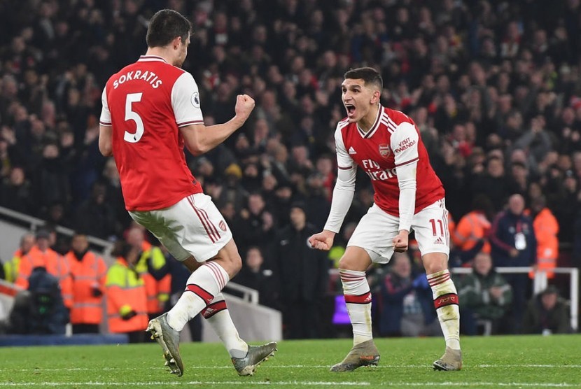 Bek Arsenal Sokratis Papastathopoulos (kiri) merayakan golnya ke gawang Manchester United dalam pertandingan Liga Inggris di Stadion Emirates, Kamis (2/1) dini hari WIB.