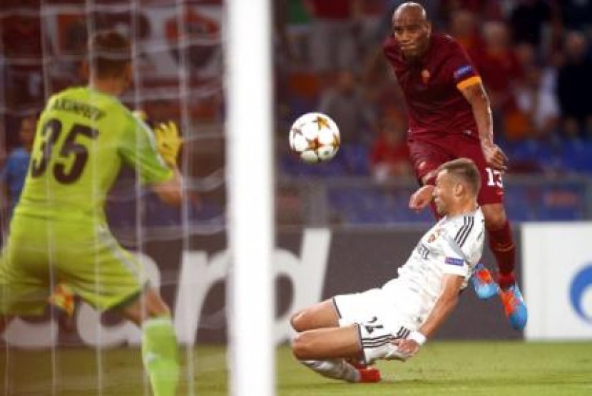 Bek AS Roma, Maicon saat mencetak gol ke gawang CSKA Moscow.