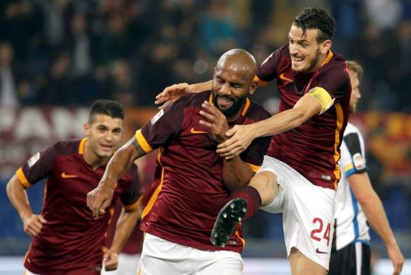 Bek AS Roma Maicon (tengah) merayakan golnya ke gawang Udinese bersama Alessandro Florenzi