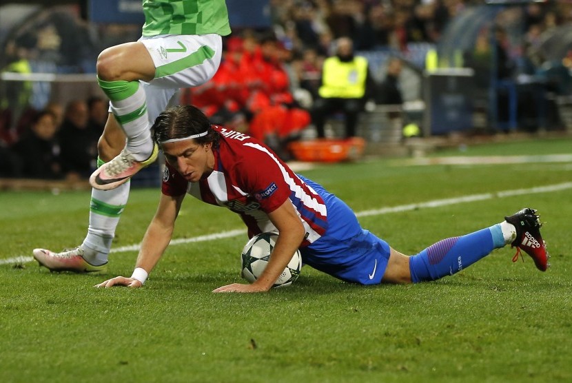 Bek Atletico Madrid, Felipe Luis terjatuh saat laga Liga Champions lawan PSV Eindhoven di Vicente Calderon, Kamis (24/11) dini hari WIB. Luis mengalami cedera pascalaga ini.