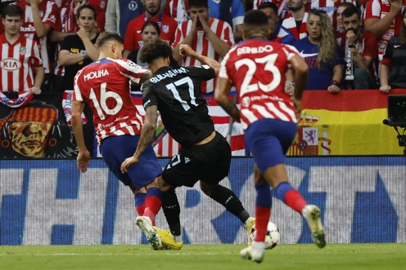 Bek Atletico Madrid Nahuel Molina (kiri) berduel dengan striker Club Brugge Tajon Buchanan pada laga Grup B penyisihan Liga Champions di Wanda Metropolitano, Madrid, Kamis (13/10/2022).