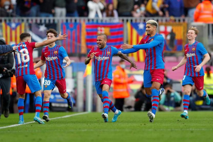 Bek Barcelona Dani Alves (tengah) merayakan golnya ke gawang Atletico Madrid dalam laga La Liga Spanyol di Camp Nou, Barcelona, Ahad (6/2/2022). Dani Alves kemudian dikartu merah tapi Barcelona tetap menang. 