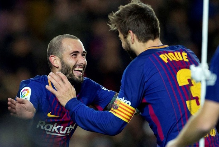 Bek Barcelona, Gerard Pique (kanan) merayakan gol bersama Aleix Vidal.