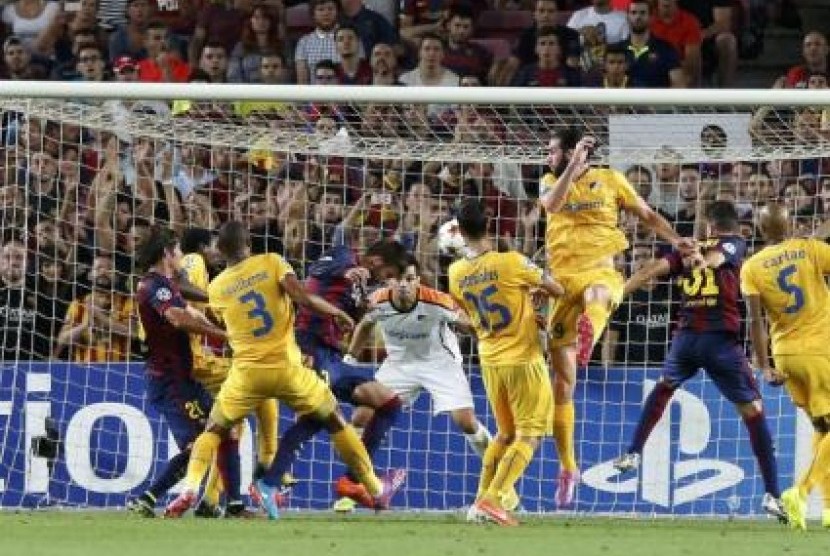 Bek Barcelona, Gerard Pique mencetak gol ke gawang Apoel Nicoasia.