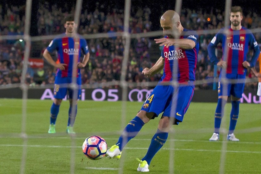 Bek Barcelona, Javier Mascherano mencetak gol dari titik penalti pada laga La Liga lawan Osasuna di Camp Nou, Kamis (27/4) dini hari WIB. Barca menang 7-1.
