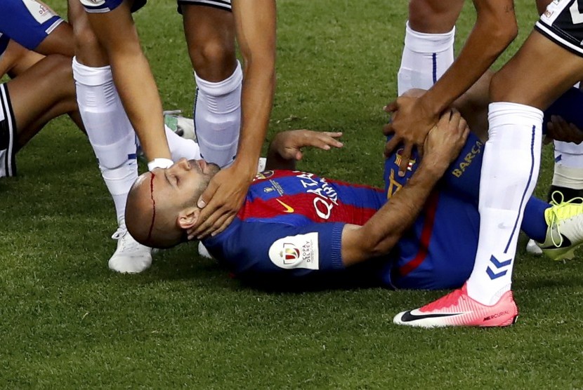 Bek Barcelona, Javier Mascherano tergeletak cedera pada laga final Copa del Rey lawan Deportivo Alaves di Vicente Calderon, Ahad (28/5) dini hari WIB.