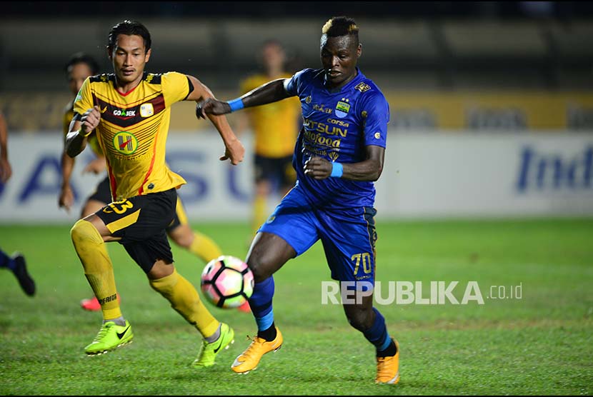 Bek Barito Putra Hansamu Yama menempel ketat striker Persib Ezechiel Ndouasel pada pertandingan Gojek Traveloka Liga 1 di Stadion Si Jalak Harupat, Soreang, Kabupaten Bandung, Jawa Barat, Senin (9/10)