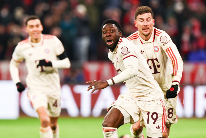 Bek Bayern Muenchen Alphonso Davies (tengah) merayakan golnya ke gawang Celtic pada leg kedua babak playoff 16 besar Liga Champions di Allianz Arena, Munchen, Rabu (19/2/2025) dini hari WIB. Gol Davies membuat skor imbang 1-1 sekaligus meloloskan Bayern ke babak 16 besar dengan keunggulan agregat 2-1.