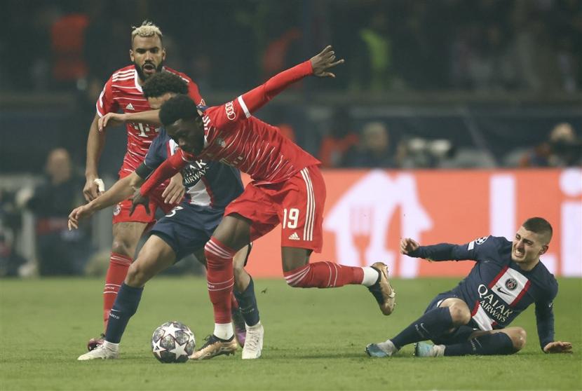 Bek Bayern Munchen Alphonso Davies saat beraksi melawan PSG di Liga Champions.