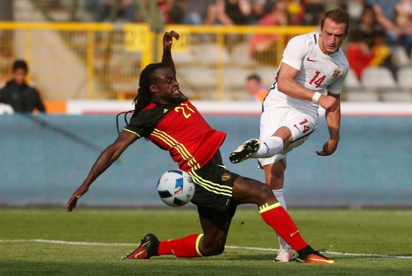 Bek Belgia Jordan Lukaku (kiri) berusaha mengadang bola tendangan penyerang Norwegia Veton Berisha.