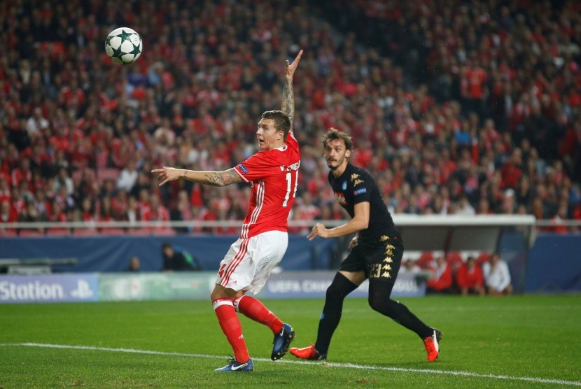 Bek Benifica, Victor Lindelof (kiri) dalam sebuah laga Liga Champions lawan Napoli. 