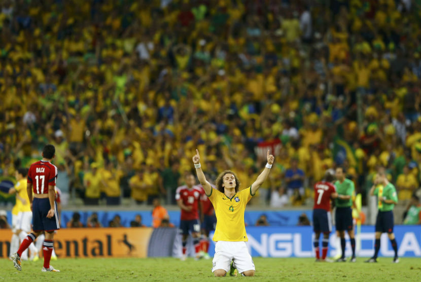 Bek Brasil, David Luiz, meluapkan emosinya usai mengalahkan Kolombia 2-1 di laga perempat final Piala Dunia 2014 di Arena Castelao, Fortalez, Jumat (4/7). 