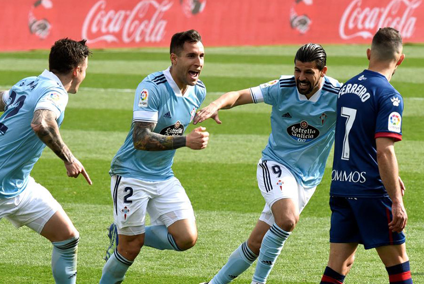 Bek Celta Vigo merayakan gol ke gawang Huesca di Stadion El Alcoraz, Huesca, Spanyol, Ahad (7/3) malam WIB.