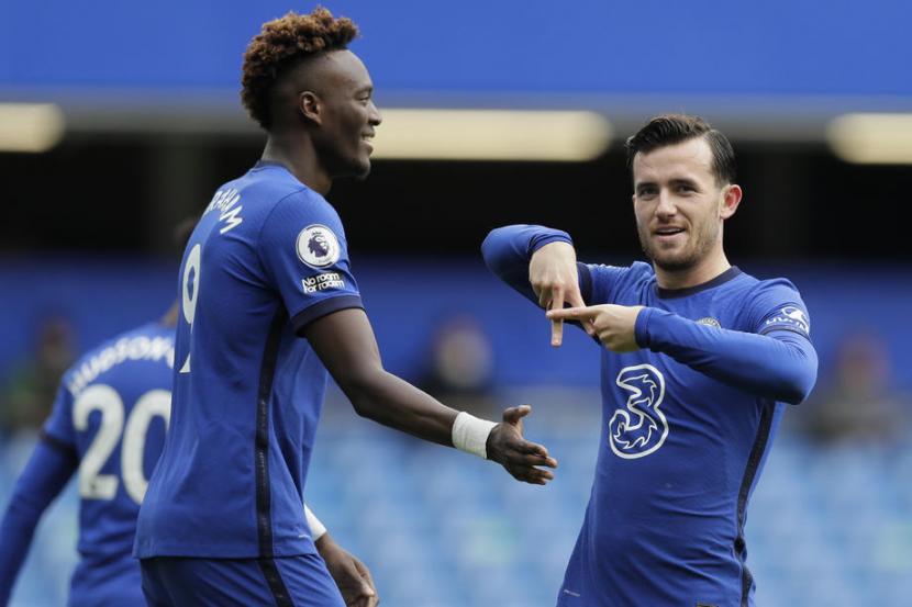 Bek Chelsea Ben Chilwell merayakan golnya ke gawang Crystal Palace dalam pertandingan Liga Primer Inggris di Stamford Bridge, London, Sabtu (3/10).