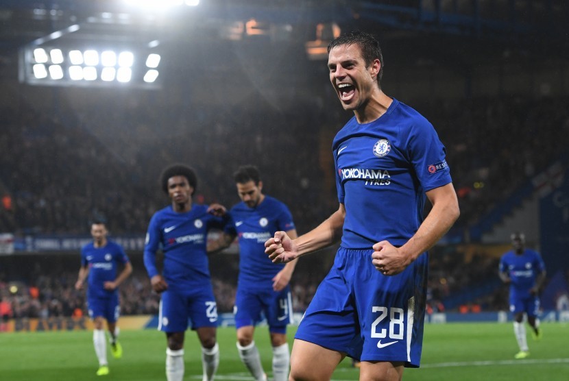 Bek Chelsea, Cesar Azpilicueta merayakan gol ke gawang Qarabag, pada laga Liga Champions, di London, Rabu (13/9) dini hari WIB. Chelsea akan menjamu Arsenal pada laga Liga Primer Inggris, akhir pekan ini. 