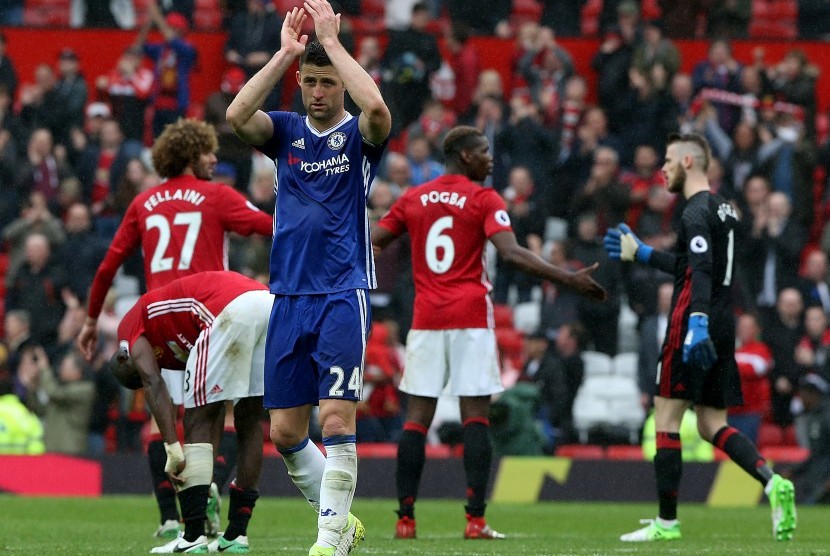 Bek Chelsea, Gary Cahill seusai laga Liga Primer lawan Manchester United, di Old Trafford, Ahad (16/4). Chelsea kalah 0-2.