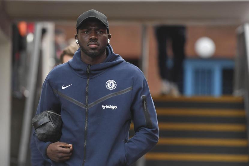 Bek Chelsea Kalidou Koulibaly. Namun, meski berstatus sebagai salah satu rekrutan anyar the Blues, Koulibaly dilaporkan sudah tidak kerasan dan mempertimbangkan hijrah dari Chelsea pada akhir musim ini.
