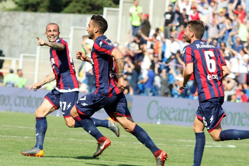 Bek Crotone, Federico Ceccherini (tengah) merayakan golnya ke gawang Lazio. Crotone menahan imbang Lazio 2-2.