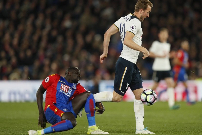 Bek Crystal Palace, Mamdou Sakho (kiri) pada laga Liga Primer lawan Tottenham Hotspur di Selhurst Park, Kamis (27/4) dini hari WIB. Sakho mengalami cedera lutut pada laga itu.