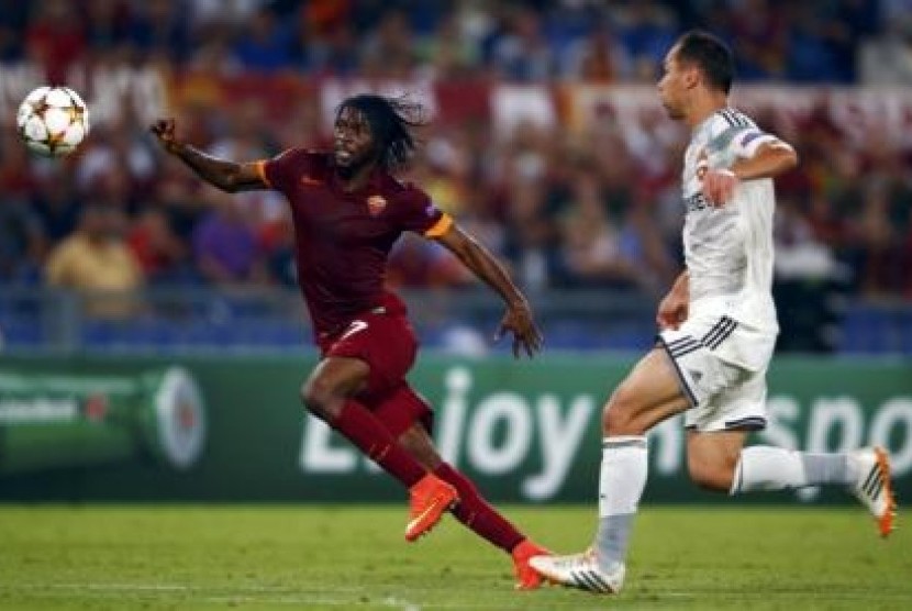 Bek CSKA Moscow, Sergei Ignashevich menempel ketat pergerakan pemain AS Roma, Gervinho.