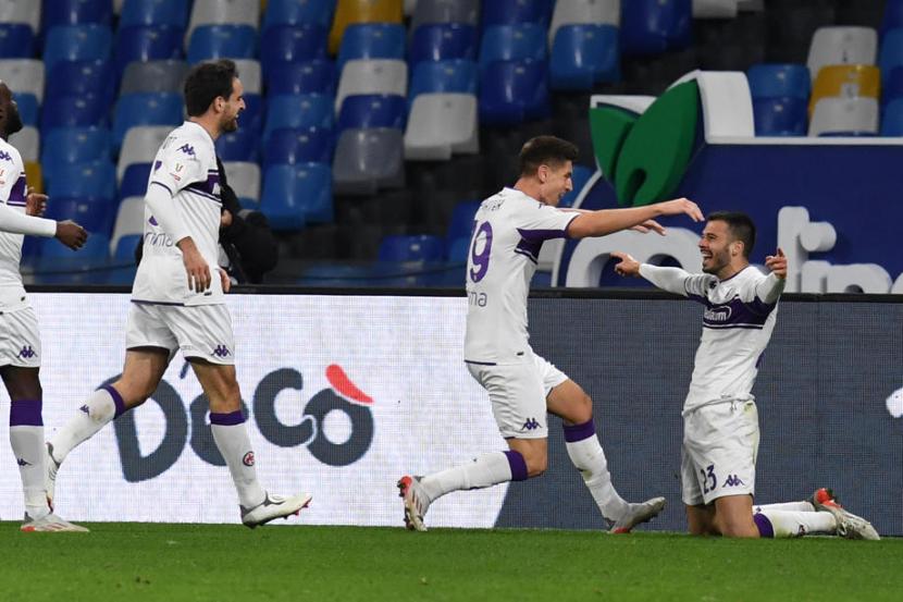 Bek Fiorentina Lorenzo Venuti (kanan) merayakan golnya ke gawang Napoli pada babak 16 besar Coppa Italia, pekan lalu.