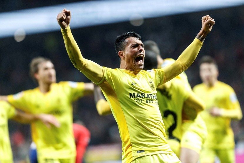 Bek Girona, Pedro Porro, bersama rekannya melakukan selebrasi usai menahan imbang Atletico Madrid 3-3 di laga kedua babak 16 besar Piala Raja di Wanda Metropolitano, Madrid, Spanyol, Rabu (16/1). 