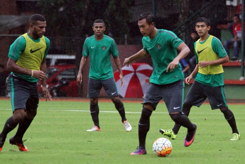 Bek Hansamu Yama Pranata menggiring bola saat proses seleksi timnas U-22 di lapangan Sekolah Pelita Harapan, Karawaci, Tangerang, Selasa (21/2).