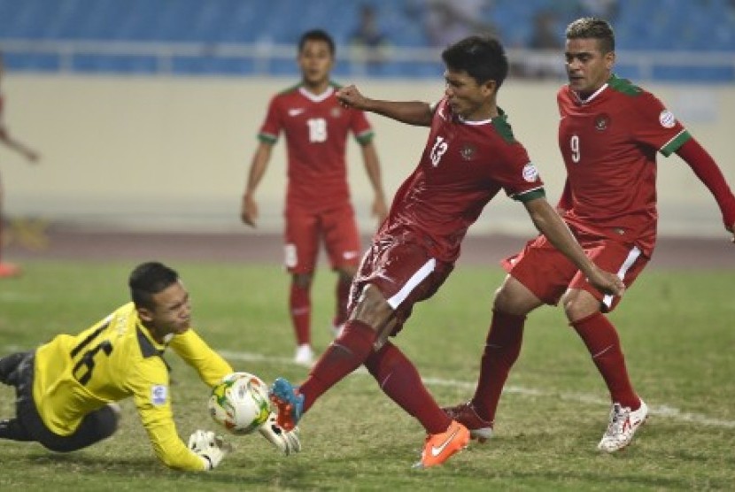  Bek Indonesia Achmad Jufriyanto berusaha melewati adangan penjaga gawang Filipina Patrick Philip Bravo Deyto pada pertandingan Grup A Piala AFF 2014 di Stadion My Dinh, Hanoi, Selasa (25/11).