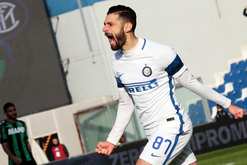 Bek Inter Milan, Antonio Candreva merayakan gol ke gawang Sassuolo pada laga Serie A di stadion Citta del Tricolore, Ahad (18/12). Inter menang 1-0.