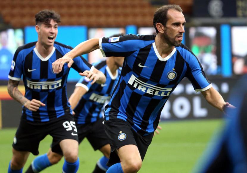 Bek Inter Milan, Diego Godin mencetak gol ke gawang Torino.