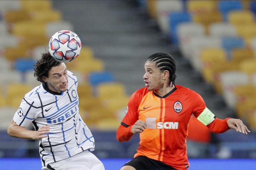 Bek Inter Milan Matteo Darmian (kiri) membuang bola dibayangi pemain Shakhtar Donetsk Taison.