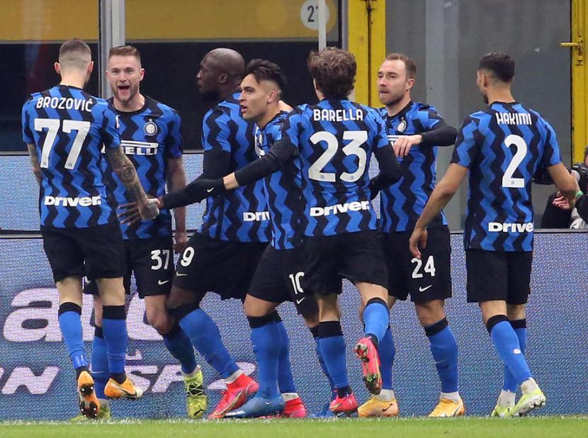 Bek Inter Milan Milan Skriniar (kedua kiri) merayakan gol ke gawang Atalanta.