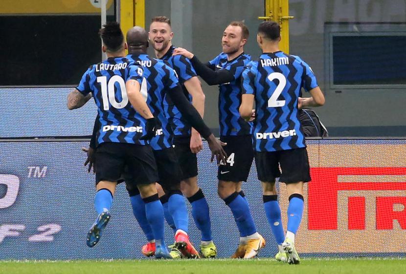 Bek Inter Milan Milan Skriniar (tengah) merayakan golnya ke gawang Atalanta.