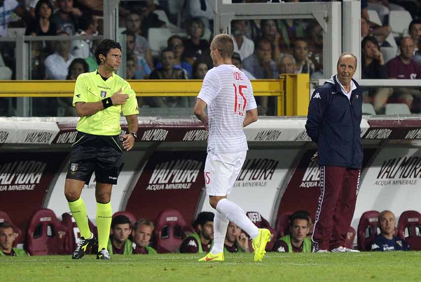 Bek Inter Milan, Nemanj Vidic (dua kanan), meninggalkan lapang setelah wasit Daniele Doveri memberinya kartu merah dalam laga Serie A Italia lawan Torino di Stadion Olimpiade, Turin, Ahad (31/8). 