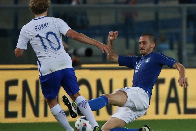 Bek Italia Leonardo Bonucci (kanan) berusaha merebut bola dari kaki penyerang Finlandia Teemu Pukki.
