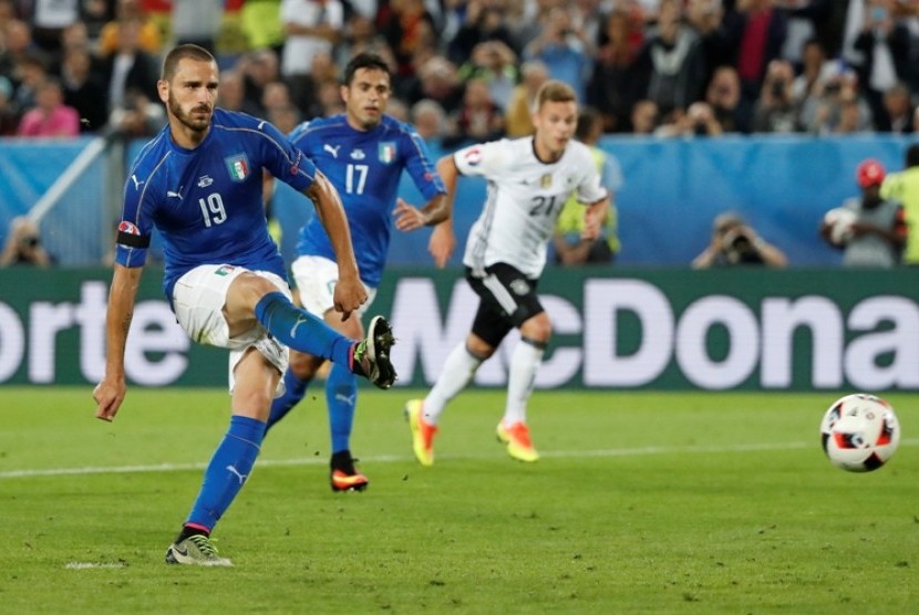 Bek Italia Leonardo Bonucci saat mencetak gol penyeimbang lewat titik putih.