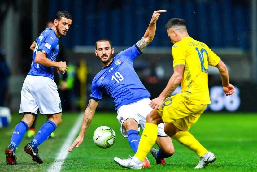 Bek Italia Leonardo Bonucci (tengah) berusaha menjegal laju pemain Ukraina Yevhen Konoplyanka dalam laga persahabatan di Stadion Luigi Ferraris, Genoa, Kamis (11/10) dini hari WIB.