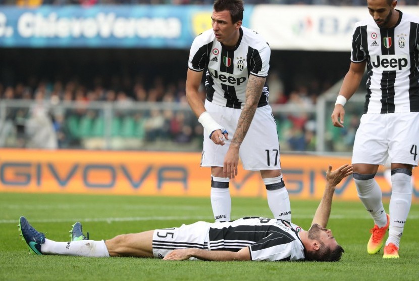 Bek Juventus, Andrea Barzagli terkapar cedera pada laga Serie A lawan Chievo Verona di stadion Bentegodi, Ahad (6/11). Barzagli didiagnosis cedera bahu dan harus beristirahat selama dua bulan.