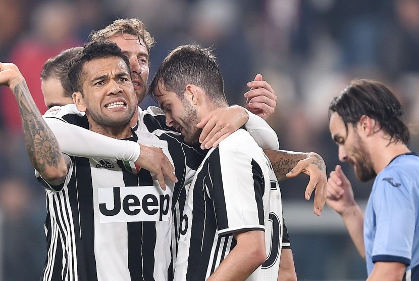 Bek Juventus, Dani Alves (kiri) merayakan gol Miralem Pjanic ke gawang Sampdoria pada laga Serie A di stadion Juventus, pada 26 Oktober. Alves mengaku meraih pelajaran berharga berkarier di Italia.