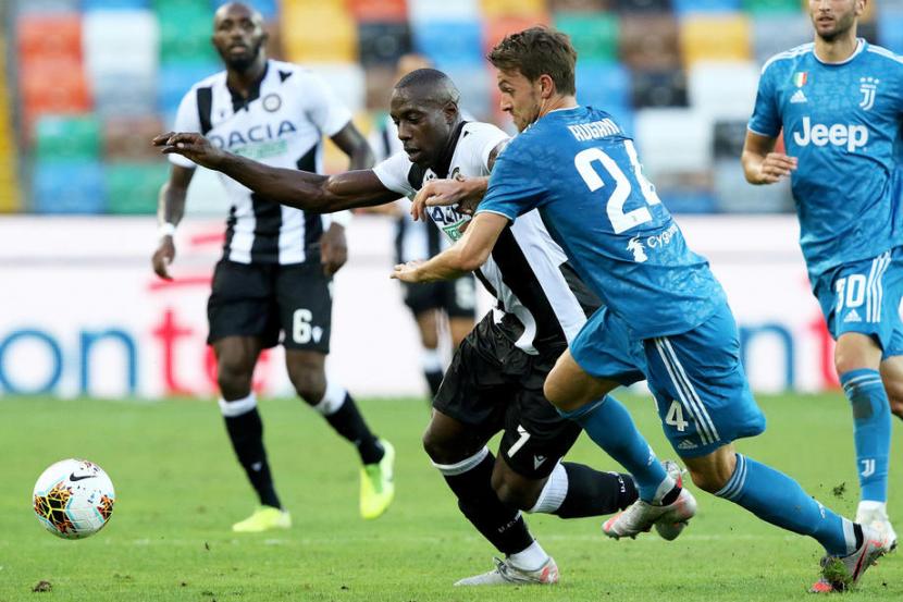 Bek Juventus Daniele Rugani (kedua kanan) berusaha menghentikan laju penyerang Udinese Stefano Okaka. Udinese mengalahkan Juventus 2-1 dalam laga pekan ke-35 Serie A Italia, Jumat (24/7) dini hari WIB.