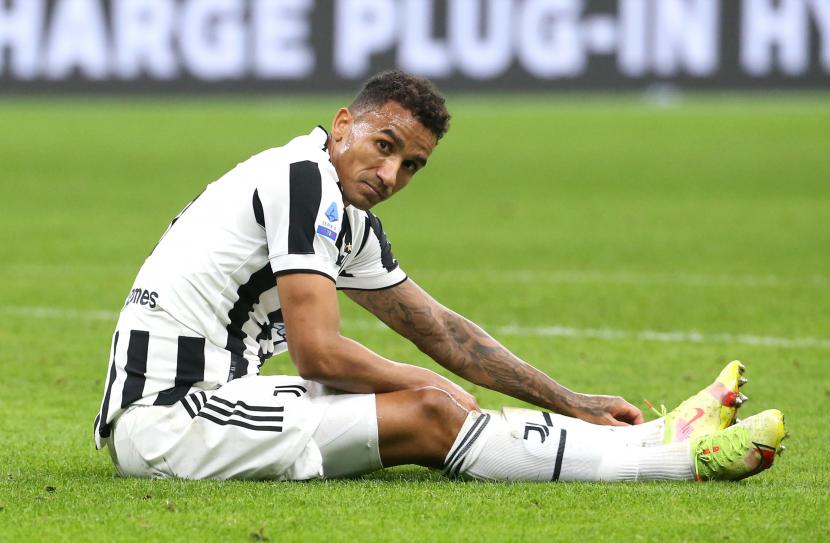 Bek Juventus Danilo saat terkapar cedera beberapa pekan lalu.