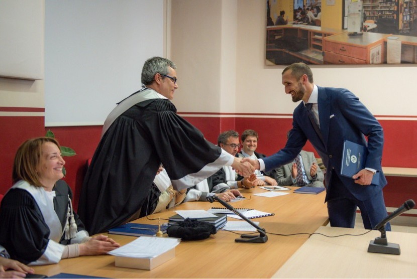 Bek Juventus, Giorgio Chiellini (kanan) saat menerima gelar Master dari Universitas Turin, Kamis (6/4).